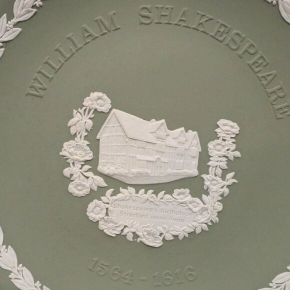 Vtg Wedgewood Jasperware William Shakespeare Plate Green Embossed Relief 8" - Picture 2 of 8